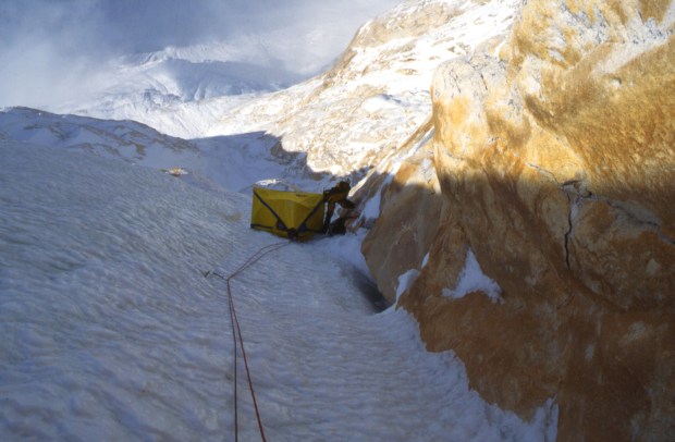Il 'ledge nel central couloir, a circa 6400m. Foto: Athol Whimp.
