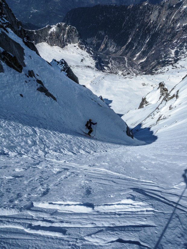 16 aprile 2011 Claudio Pozzi durante la prima discesa in sci del canale nord del Colle dei Gemelli. CREDIT Alberto De Bernardi