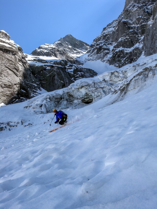 16 aprile 2011 Claudio Pozzi in fondo al colle del gemelli con il ghiacciaio spazzato via dal crollo del 27 dicembre 2011. CREDIT Alberto De Bernardi