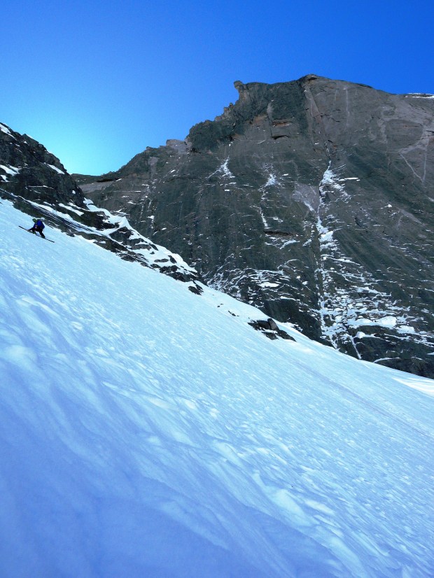 17 aprile 2014 Davide Terraneo in discesa sulla parete Nord-ovest del Cengalo con la Est Nors Est del Badile sullo sfondo. Photo Alberto de Bernardi