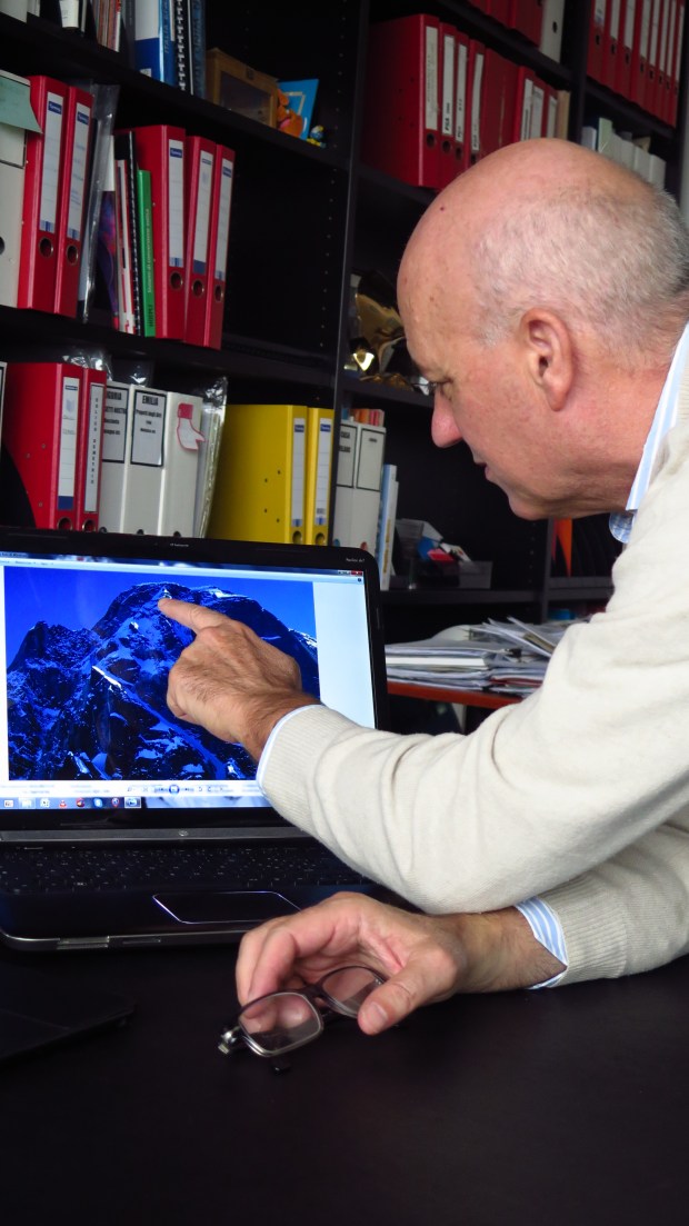 Stefano De Bnedetti indica il punto di partenza della sua discesa sulla Scipione-Borghese